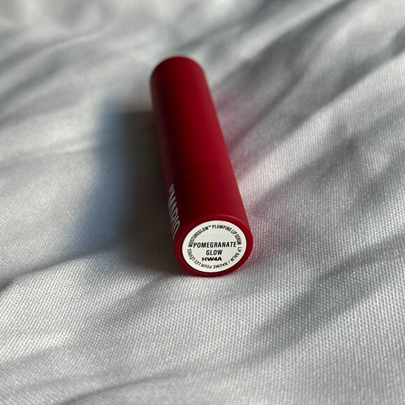 MAKEUP BY MARIO MoistureGlow Plumping Lip Serum in Pomegranate - Picture 2 of 3